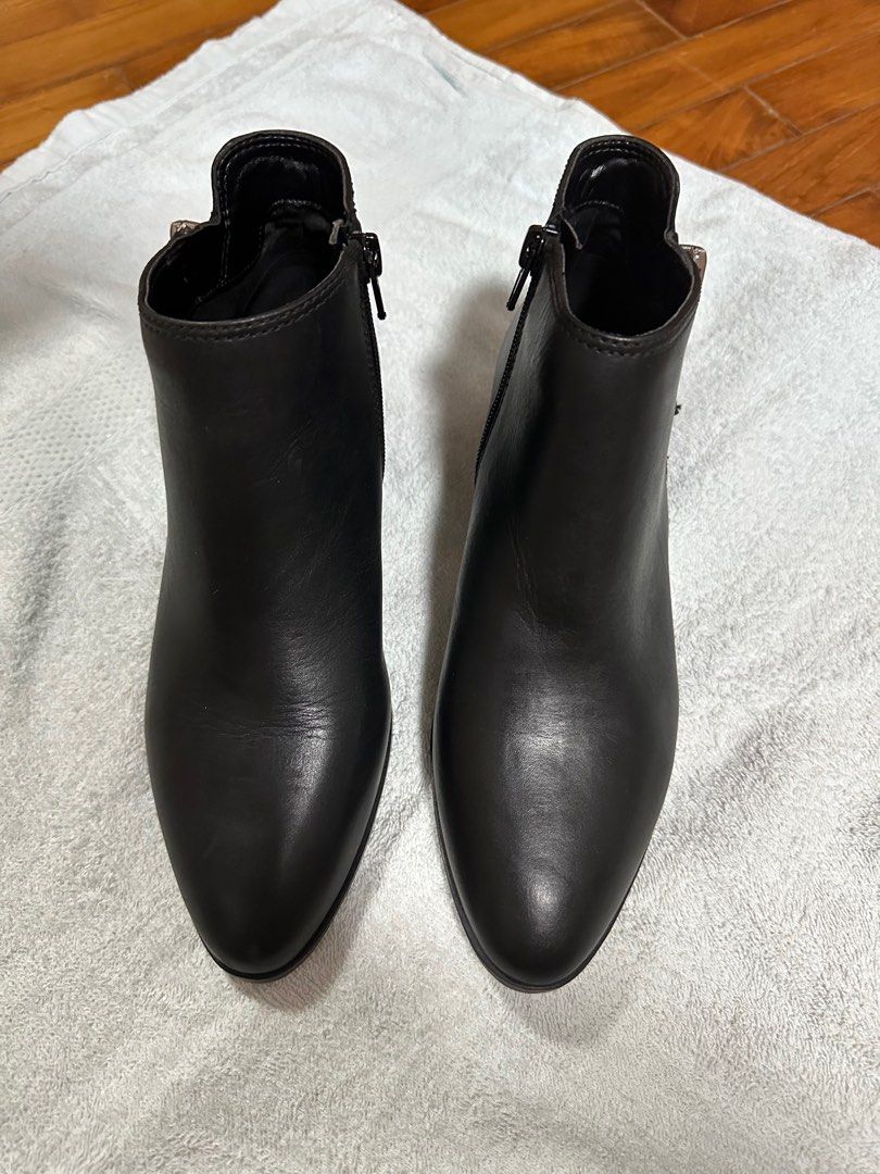 Medium heel black boots store