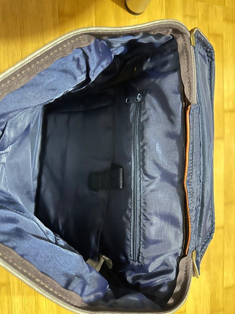 Backpack （分類：背包）位於 Hong Kong。 由 ebaby6868 提交（商品編號 1260503621，圖片 3）。簡介： 注圖4&5，背包底部有個地方既皮有小小裂，介意者勿拍。