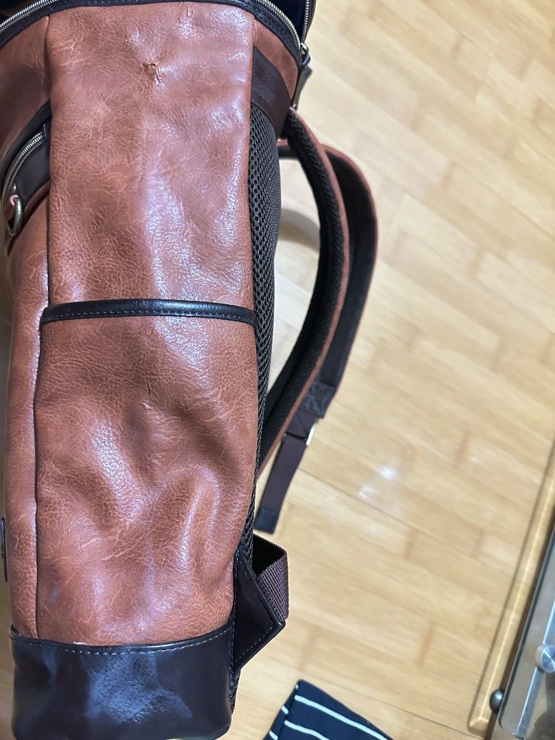 Backpack （分類：背包）位於 Hong Kong。 由 ebaby6868 提交（商品編號 1260503621，圖片 5）。簡介： 注圖4&5，背包底部有個地方既皮有小小裂，介意者勿拍。