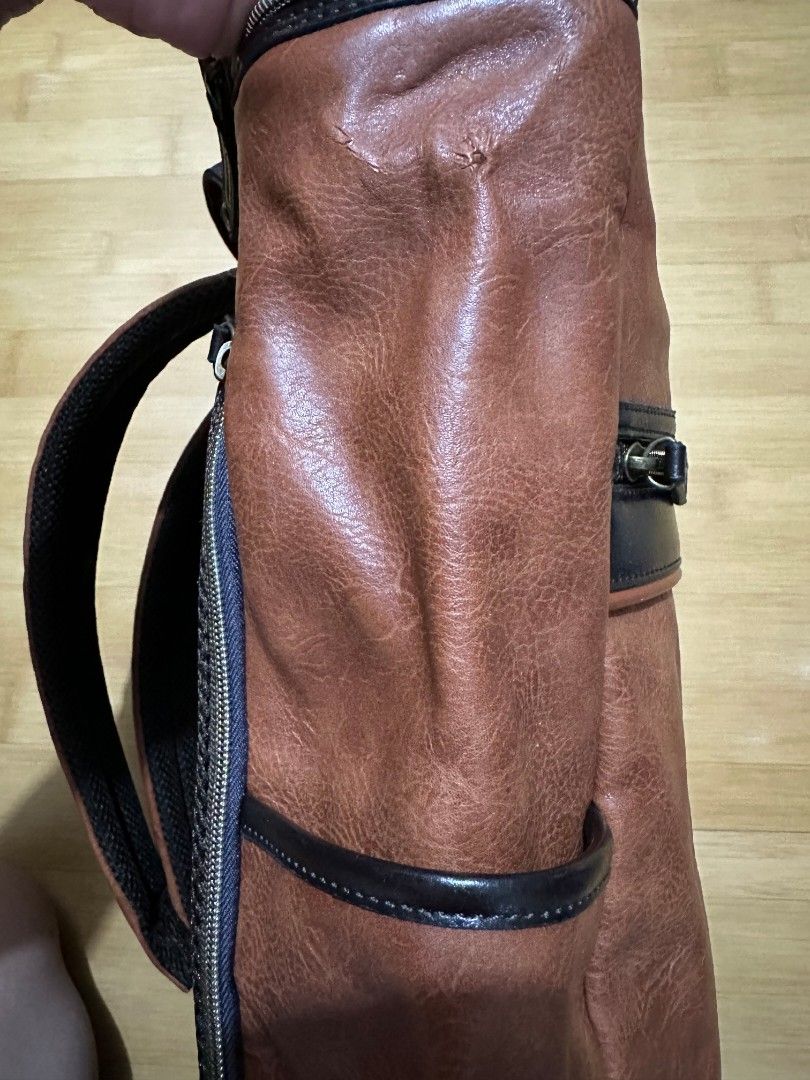 Backpack （分類：背包）位於 Hong Kong。 由 ebaby6868 提交（商品編號 1260503621，圖片 4）。簡介： 注圖4&5，背包底部有個地方既皮有小小裂，介意者勿拍。