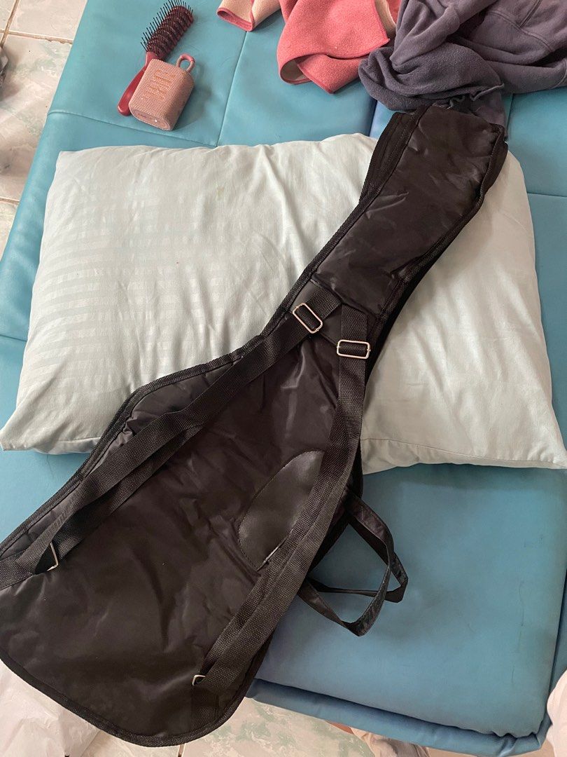BRAND NEW ELECTRIC GUITAR CASE (Category: Musical Instruments) located in Muntinlupa City. Submitted by junesparkle9998 (Listing ID 1260507569, Image 2). Description: Never used - bought the wrong case. It’s great quality case to bring your guitar anywhere safely. .