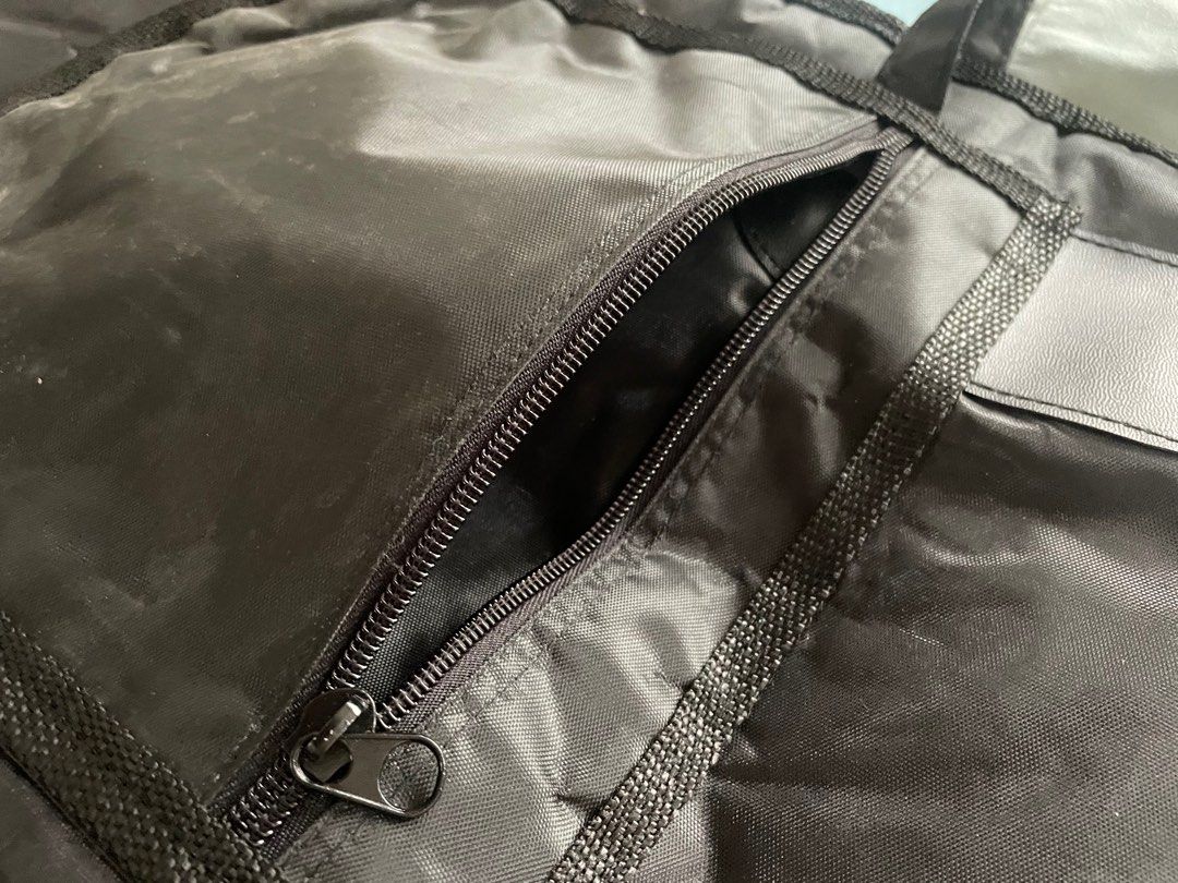 BRAND NEW ELECTRIC GUITAR CASE (Category: Musical Instruments) located in Muntinlupa City. Submitted by junesparkle9998 (Listing ID 1260507569, Image 3). Description: Never used - bought the wrong case. It’s great quality case to bring your guitar anywhere safely. .