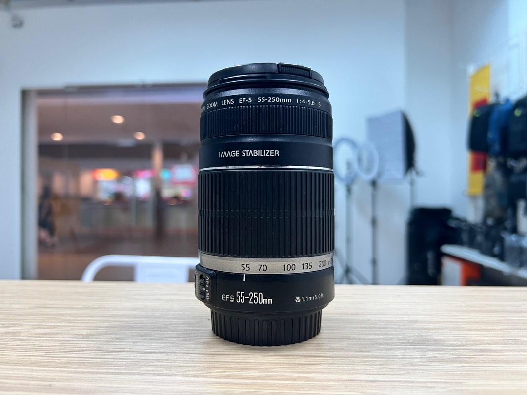 Canon EFS 55-250mm f4-5.6 IS ii —99% like new, Photography, Lens