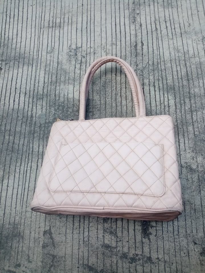 CHANEL MEDALLION (Category: Luxury Bags & Wallets) located in Muntinlupa City. Submitted by bunyeaimeevanessa150 (Listing ID 1260514363, Image 2). Description: Replacement napo Ang zippers as you can see no return no exchange policy .