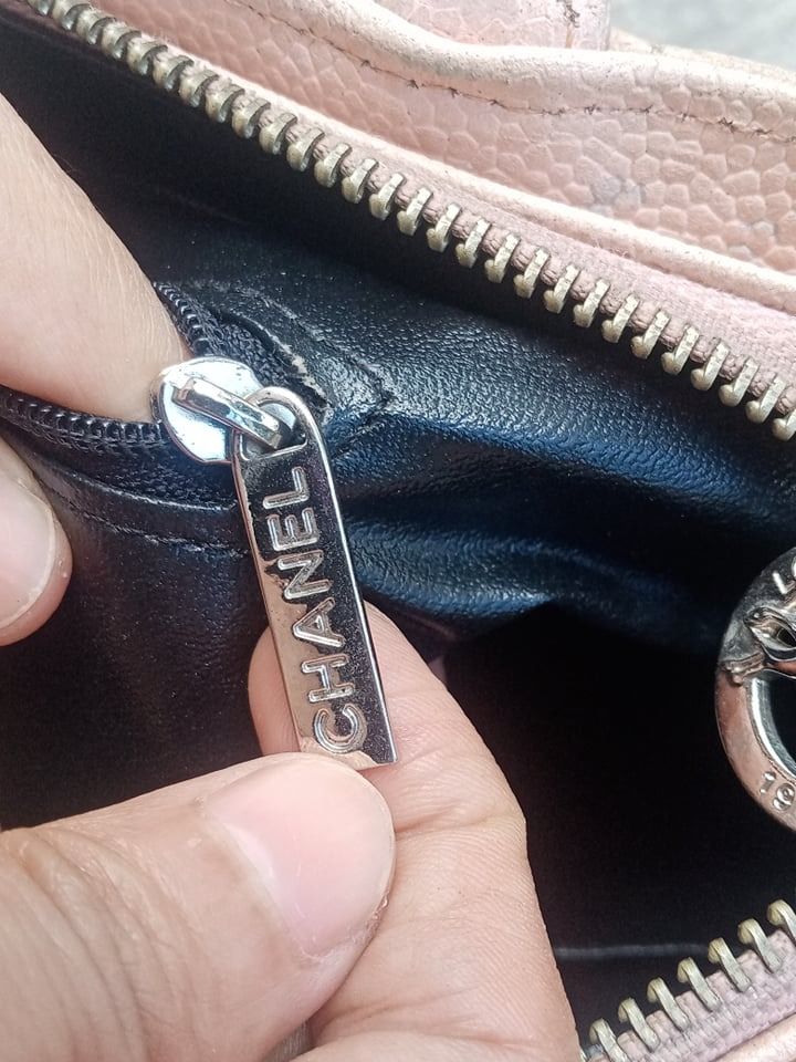 CHANEL MEDALLION (Category: Luxury Bags & Wallets) located in Muntinlupa City. Submitted by bunyeaimeevanessa150 (Listing ID 1260514363, Image 3). Description: Replacement napo Ang zippers as you can see no return no exchange policy .