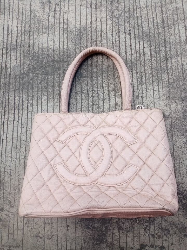 CHANEL MEDALLION (Category: Luxury Bags & Wallets) located in Muntinlupa City. Submitted by bunyeaimeevanessa150 (Listing ID 1260514363, Image 1). Description: Replacement napo Ang zippers as you can see no return no exchange policy .