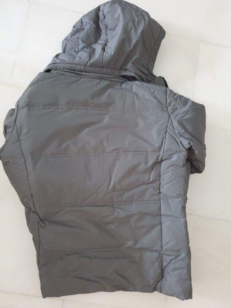Down winter jacket (Category: Coats, Jackets and Outerwear) located in Singapore. Submitted by potluck (Listing ID 1260520383, Image 5). Description: detachable hood.