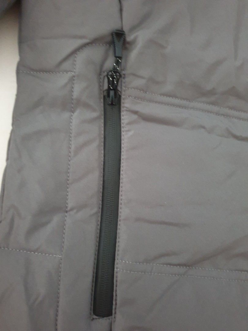 Down winter jacket (Category: Coats, Jackets and Outerwear) located in Singapore. Submitted by potluck (Listing ID 1260520383, Image 3). Description: detachable hood.
