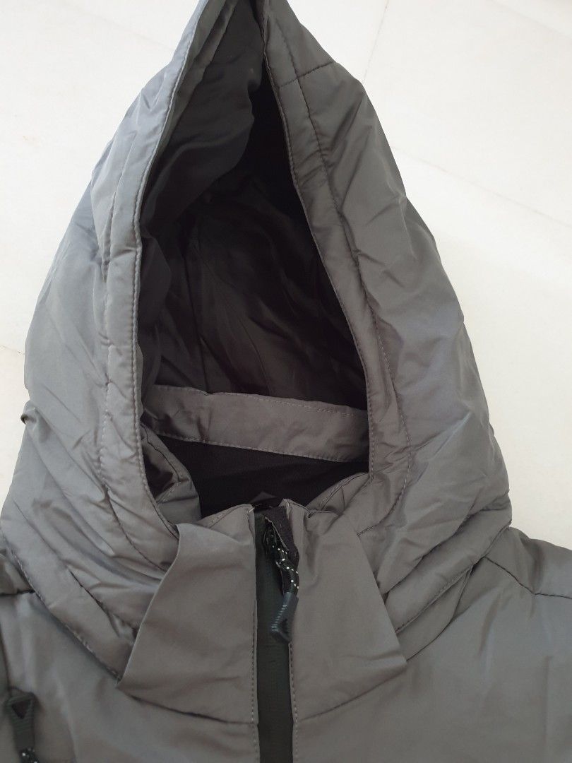 Down winter jacket (Category: Coats, Jackets and Outerwear) located in Singapore. Submitted by potluck (Listing ID 1260520383, Image 2). Description: detachable hood.