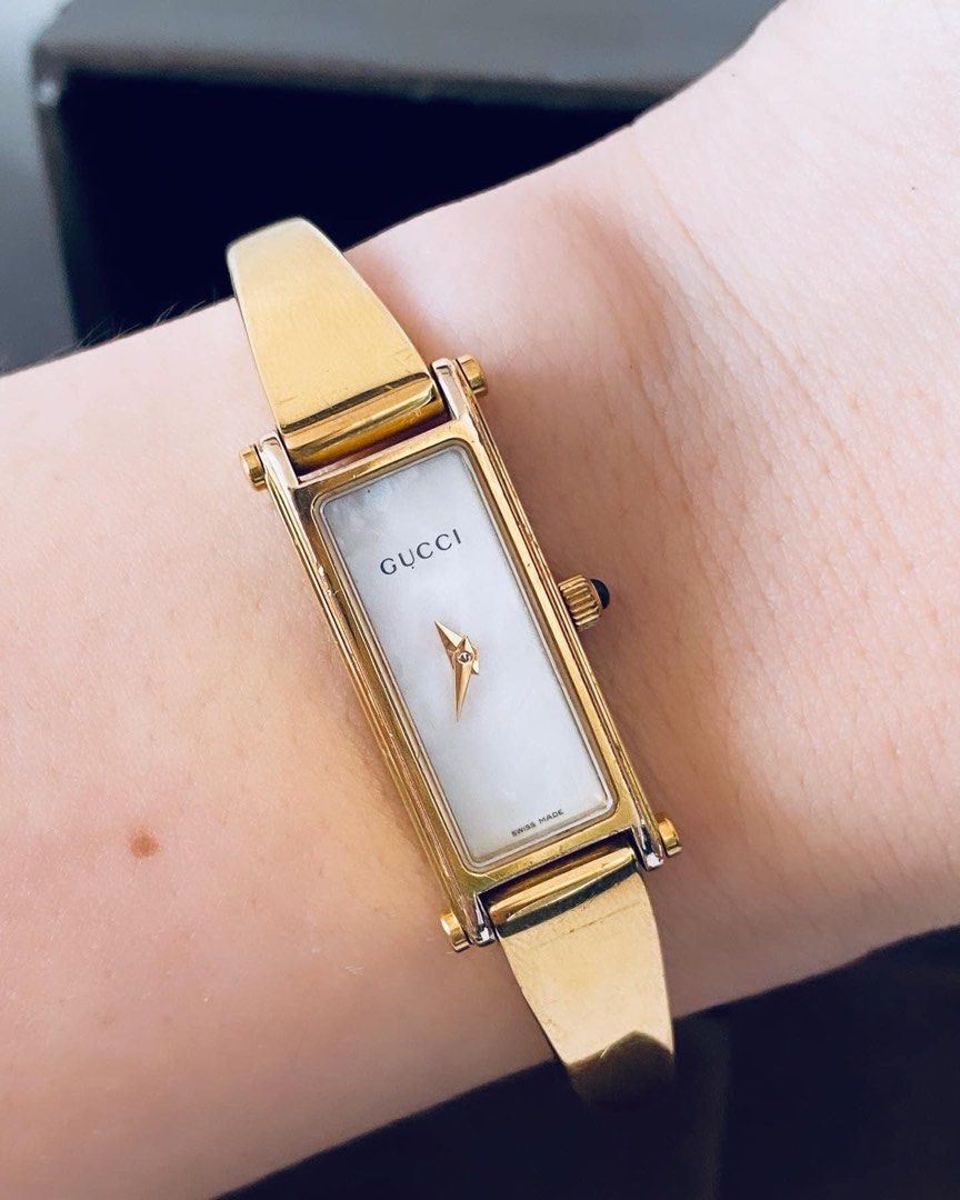 Gucci gold bangle best sale watch 1500l