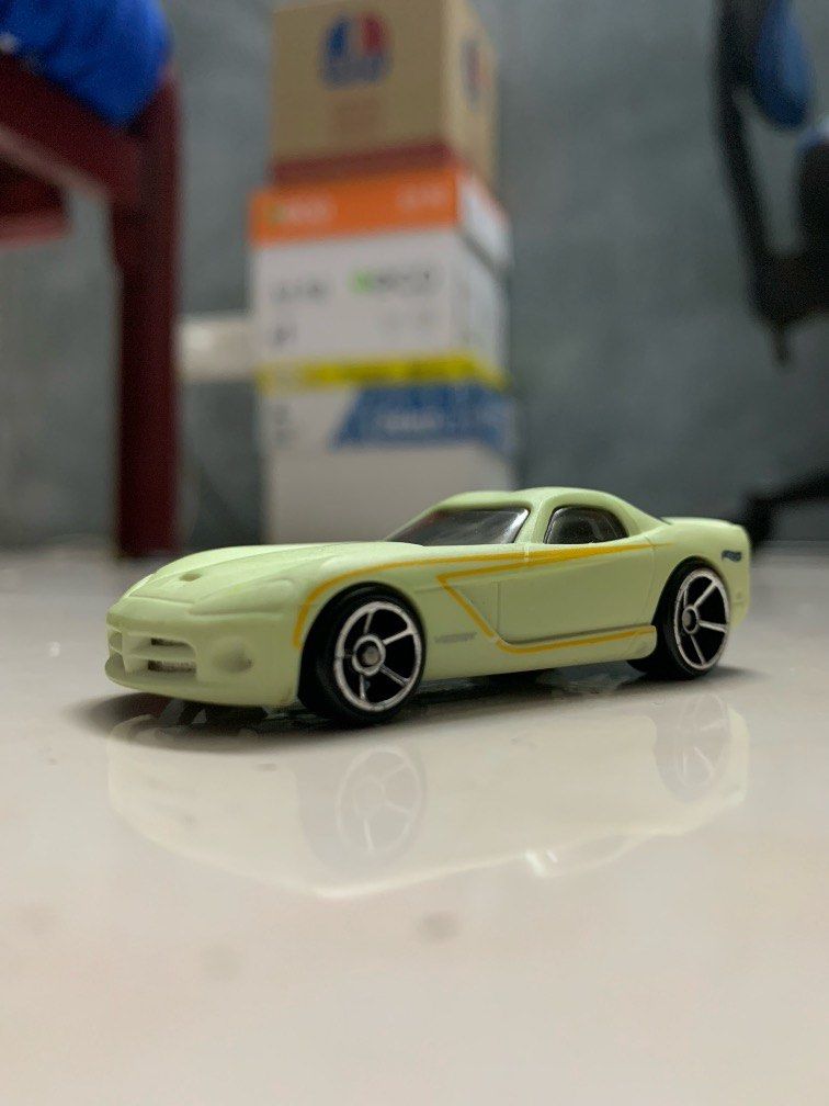 Hot Wheels 2006 Dodge Viper Color Shifters, Hobbies & Toys, Toys