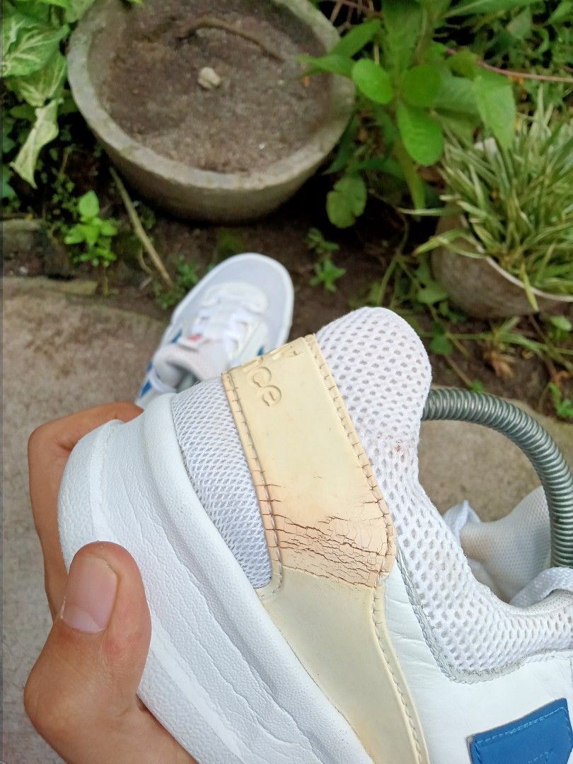 New balance cs 300 42 5 Fesyen Pria Sepatu Lainnya di Carousell