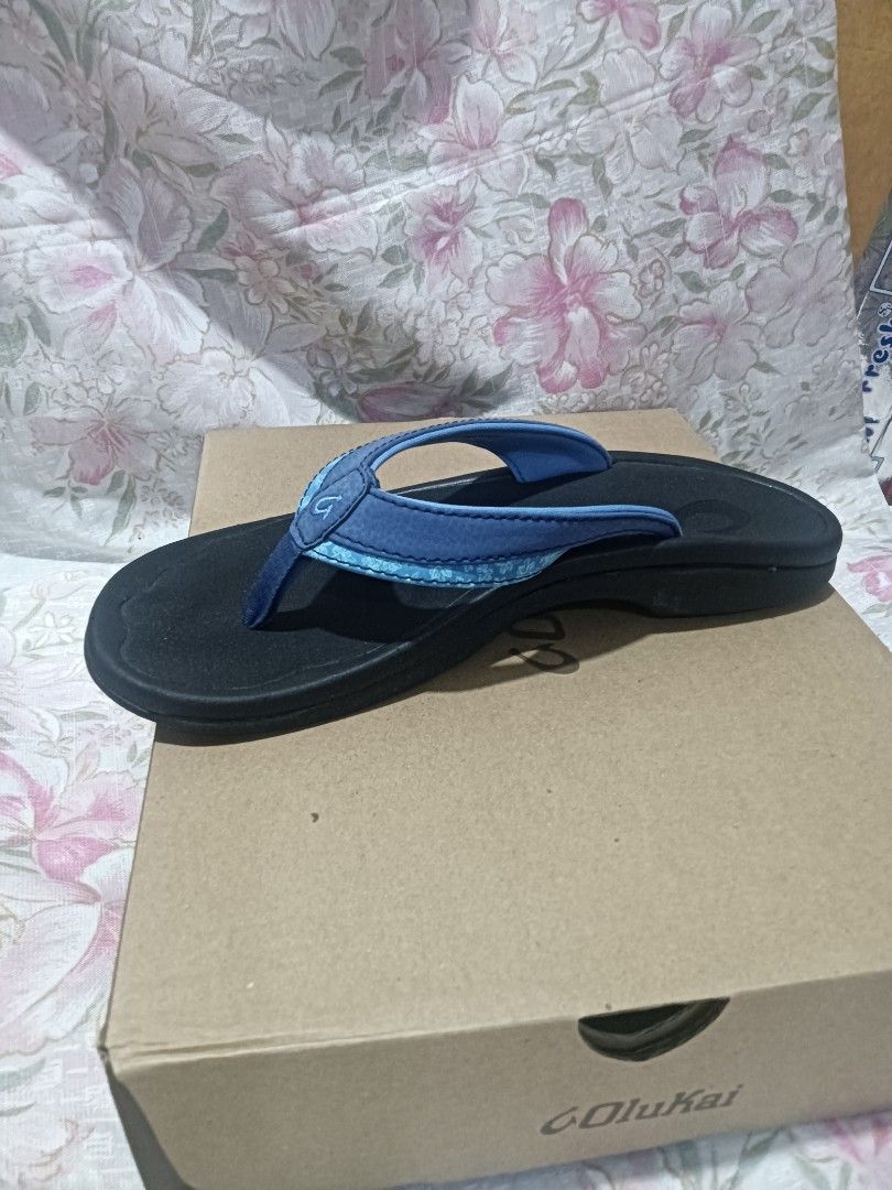 Olukai Ohana Koa Flip Flops (Category: Flats & Sandals) located in Manila. Submitted by shine8889 (Listing ID 1260622401, Image 3). Description: Olukai Ohana Koa Women's Beach Sandals Navy/black - 5 Features FEATURES: A laser-etched footbed logo and embroidered toe post logo. UPPER: Water-resistant synthetic or metallic synthetic straps with quick-drying jersey knit lining and a soft nylon toe post. Solid or split strap options. FOOTBED: A compre