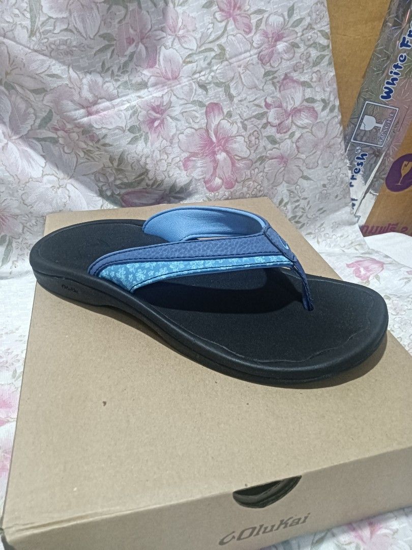 Olukai Ohana Koa Flip Flops (Category: Flats & Sandals) located in Manila. Submitted by shine8889 (Listing ID 1260622401, Image 2). Description: Olukai Ohana Koa Women's Beach Sandals Navy/black - 5 Features FEATURES: A laser-etched footbed logo and embroidered toe post logo. UPPER: Water-resistant synthetic or metallic synthetic straps with quick-drying jersey knit lining and a soft nylon toe post. Solid or split strap options. FOOTBED: A compre