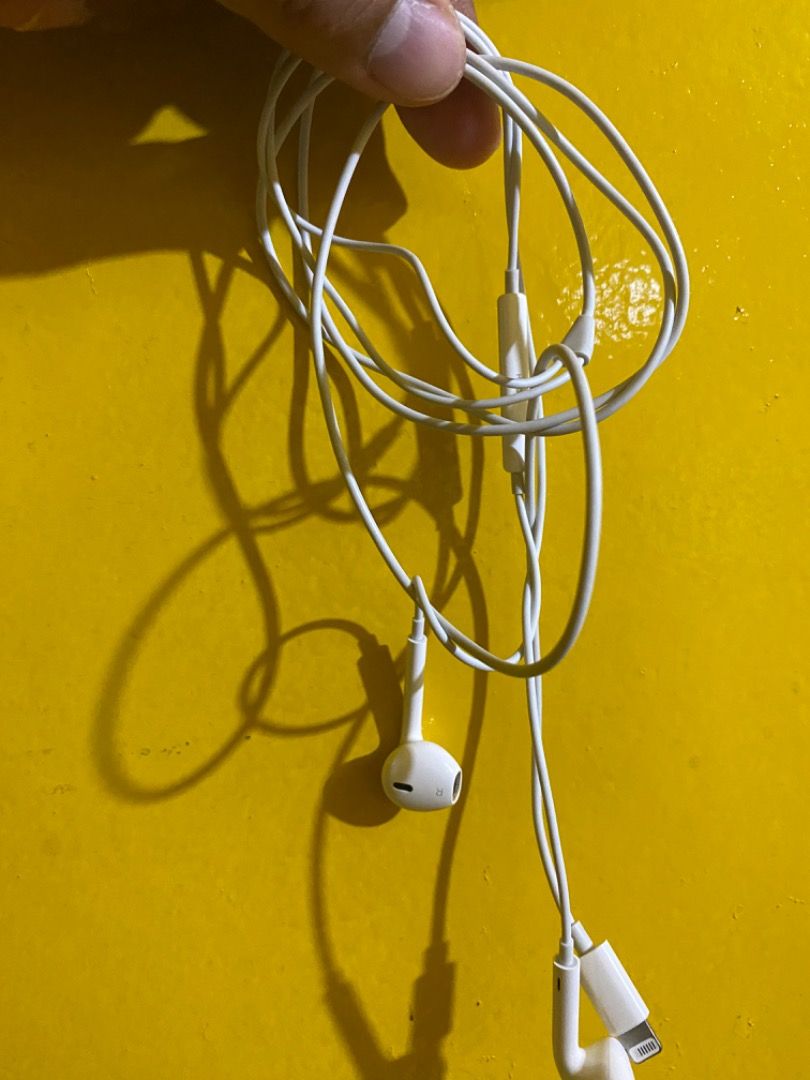 original apple headset (Category: Headphones & Headsets) located in Cebu City. Submitted by kaikaikao (Listing ID 1260493193, Image 1). Description: only 1 time used..