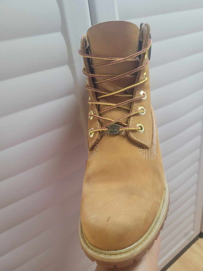 Original TIMBERLAND WOMENS SIZE 7 (Category: Boots) located in Baguio. Submitted by Choosehere22 (Listing ID 1260572216, Image 3). Description: ANG GANDA NETO KUNIN NYO NA 🤩 SELECTION FROM BOX FROM CANADA.