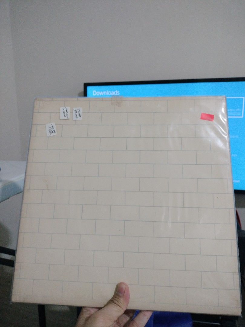Pink Floyd double vinyl (Category: Vinyls) located in Manila. Submitted by papichinito (Listing ID 1260609676, Image 1). Description: .