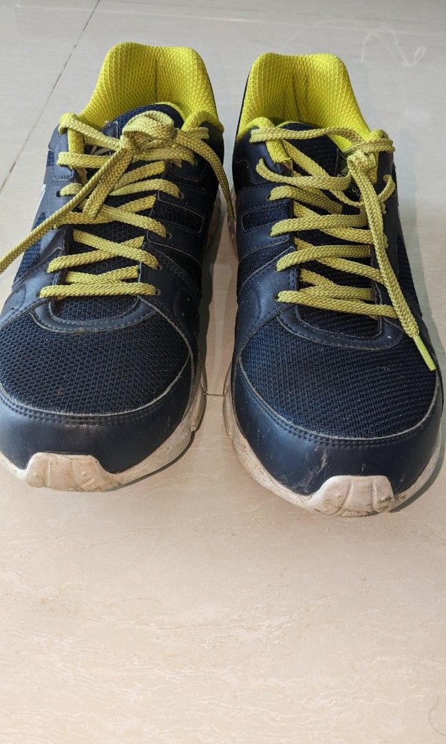 Reebok black online colour shoes
