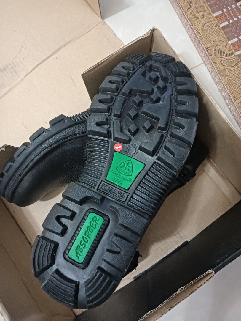 Safety boots