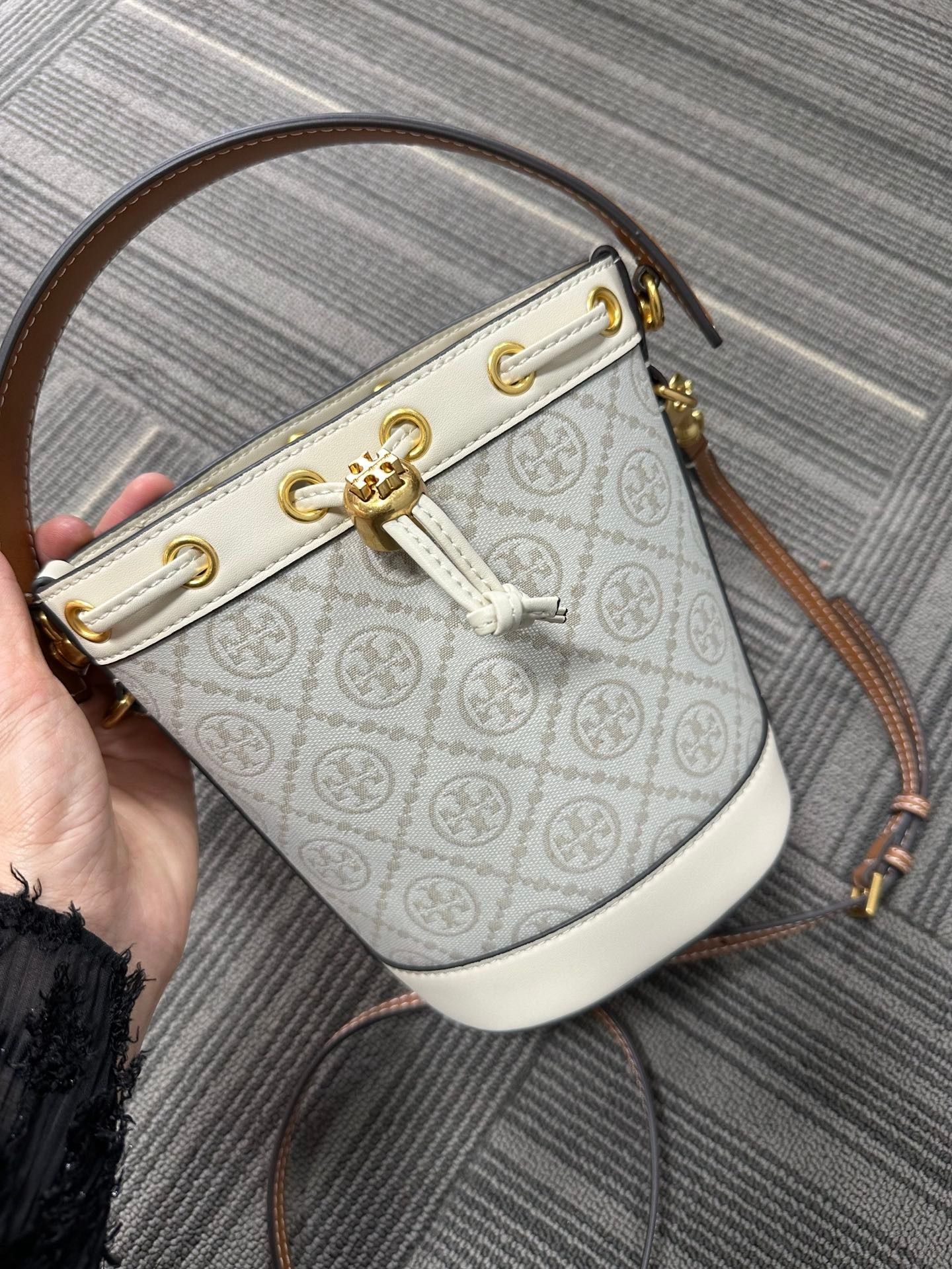 Tory burch scout outlet drawstring crossbody