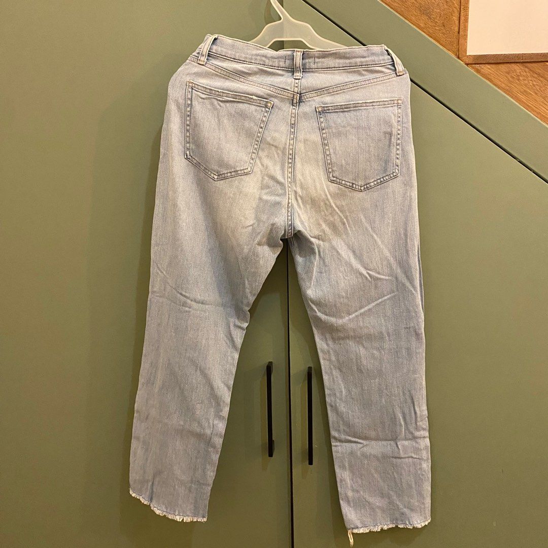 Uniqlo Cropped Denim Jeans (Category: Jeans) located in Quezon City. Submitted by chescuh (Listing ID 1260582930, Image 2). Description: - ankle length, loose fit - 9/10 condition - waist: 25 - rfs: not my style anymore (but used to be my fave) - message me for other deets - location: QC - MOP: bdo/gcash.