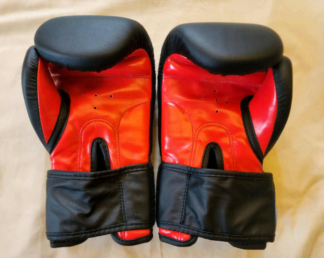 Beginner's boxing gloves with case, 8oz, black and red, Sports