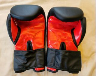 Beginner's boxing gloves with case, 8oz, black and red
