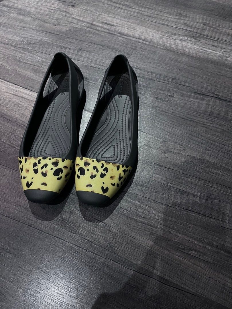 Crocs online leopard flats