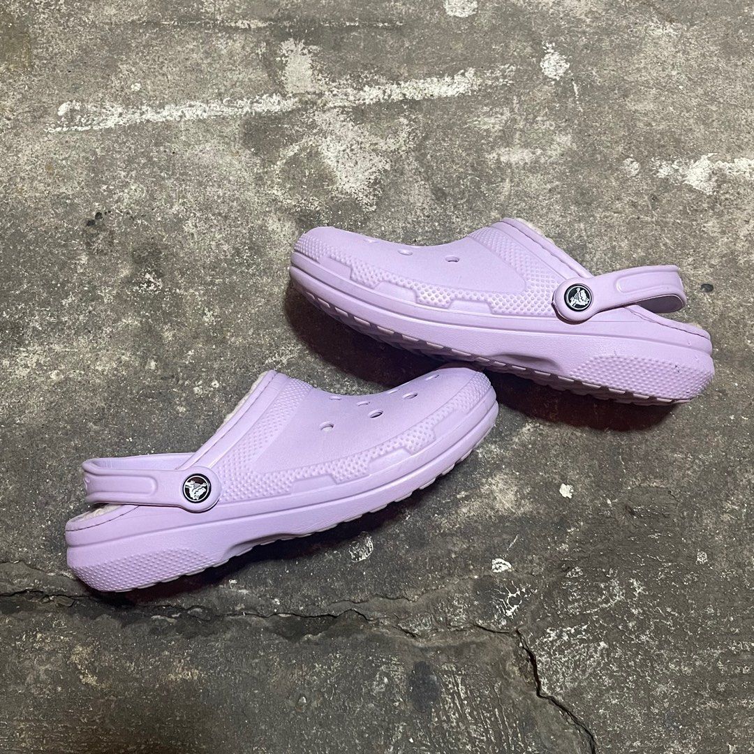 Lavender classic lined crocs outlet