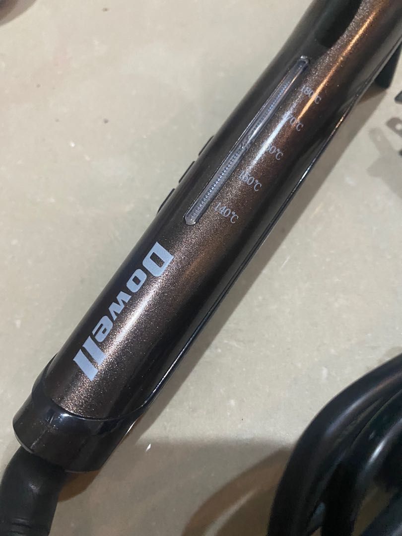 Hair Curler (Category: Hair) located in Mandaluyong City. Submitted by plmae (Listing ID 1260784237, Image 3). Description: 19mm Barrel Diameter Ceramic Coating 5 Temperature Levels Used once only 💯 .