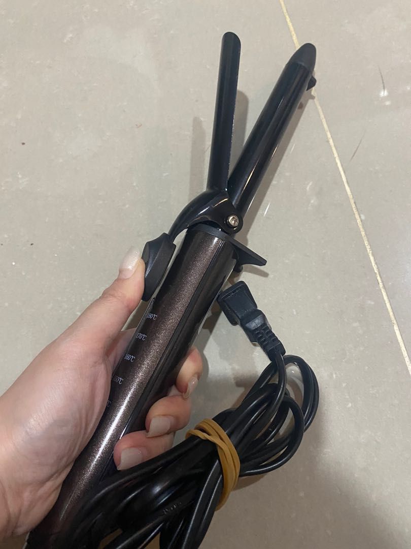 Hair Curler (Category: Hair) located in Mandaluyong City. Submitted by plmae (Listing ID 1260784237, Image 2). Description: 19mm Barrel Diameter Ceramic Coating 5 Temperature Levels Used once only 💯 .