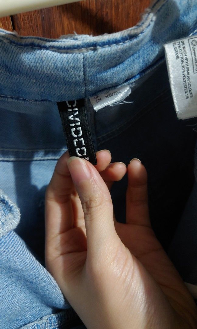H&M Light wash denim jeans (Category: Jeans) located in Malabon City. Submitted by shopbargainph (Listing ID 1260785710, Image 3). Description: H&M divided stretchy Jeans size 38P but waist altered. can fit waist 28 inch.