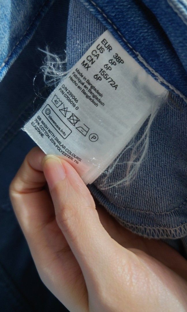 H&M Light wash denim jeans (Category: Jeans) located in Malabon City. Submitted by shopbargainph (Listing ID 1260785710, Image 2). Description: H&M divided stretchy Jeans size 38P but waist altered. can fit waist 28 inch.