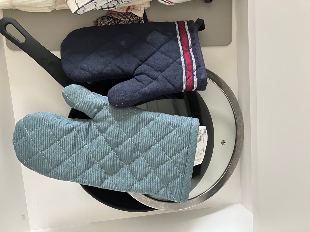 Ikea oven gloves(2 itmes), Furniture & Home Living, Kitchenware
