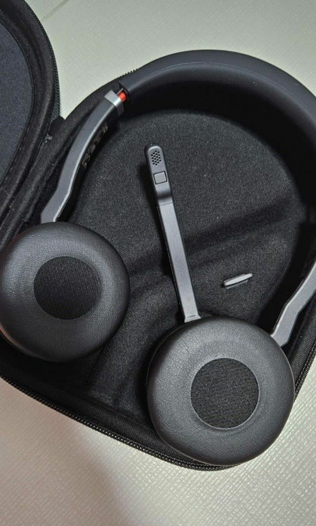 Plantronics voyager focus uc best sale vs jabra evolve 75
