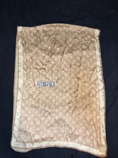 Louis Vuitton ESSENTIAL SCARF, 女裝, 手錶及配件, 絲巾- Carousell