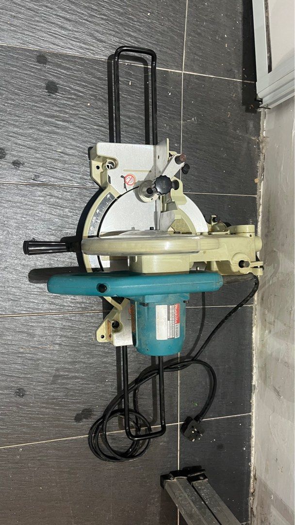 Makita saw LS 1040, Furniture & Home Living, Home Improvement ...