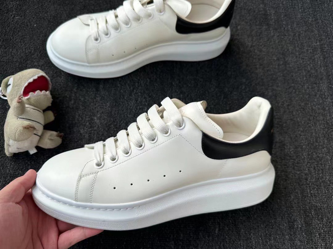 McQueen 小白鞋, 名牌精品, 精品鞋款在旋轉拍賣