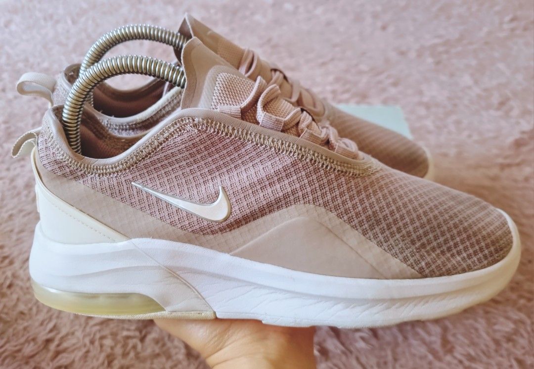Air max motion deals sneaker - women's