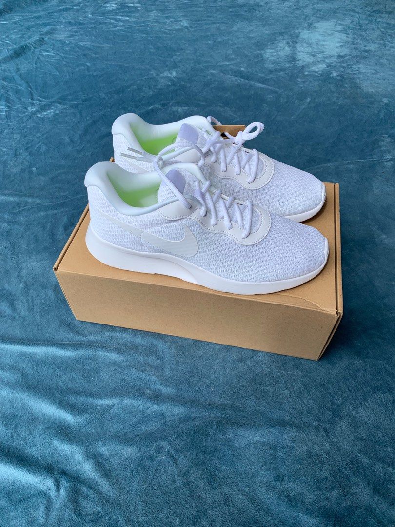 Nike tanjun triple white store