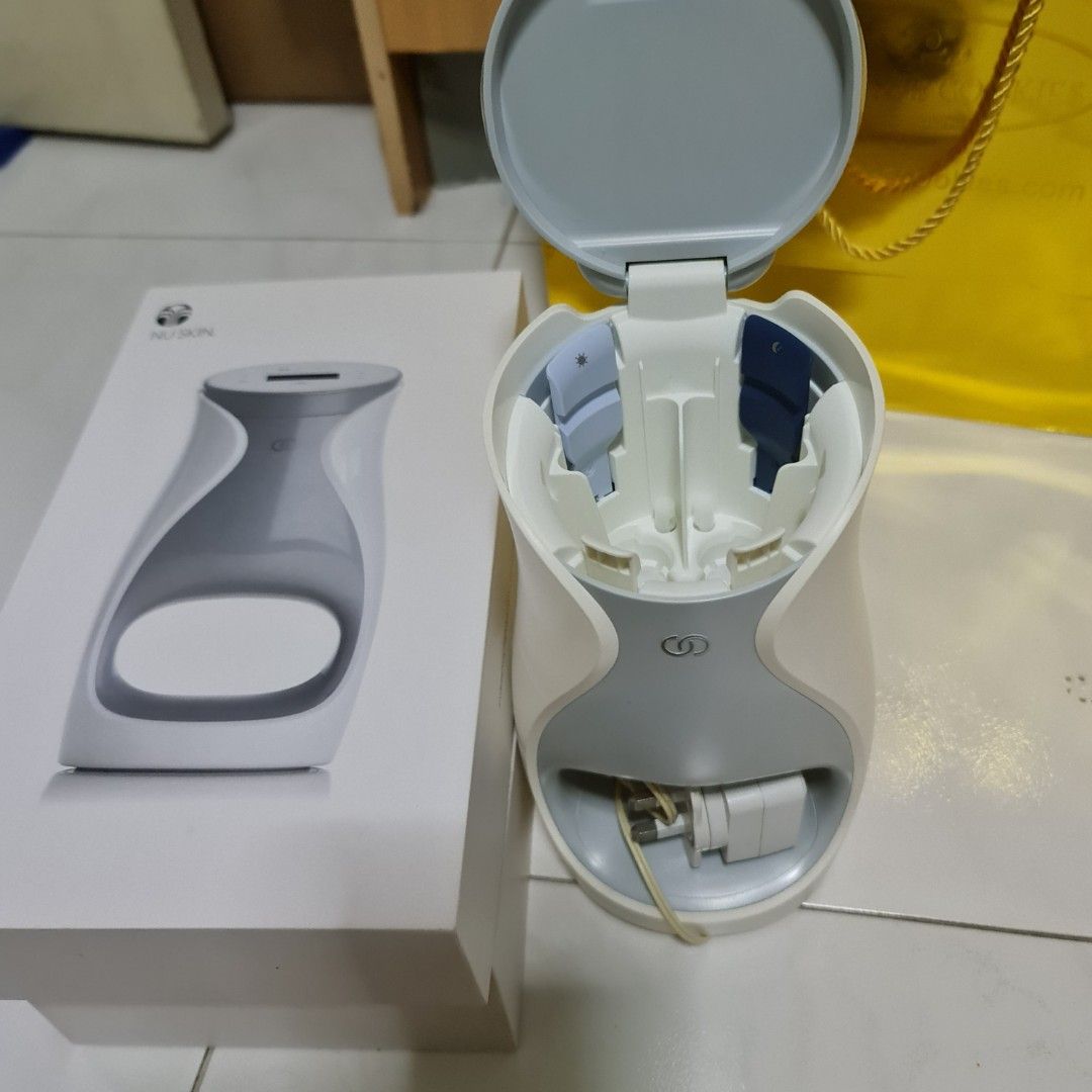 *Price Reduced* NuSkin AgeLoc me (Category: Face Care) located in Singapore. Submitted by acheron_01 (Listing ID 1260707484, Image 3). Description: Selling machine only. Rarely used & comes in original box. Also included FOC is the carrier, not used & still wrapped up..