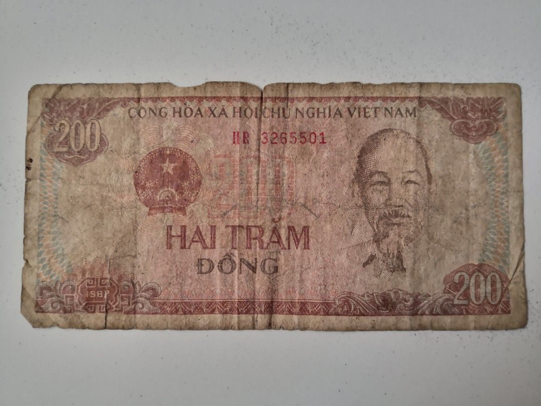 Old Notes (Category: Currency) located in Singapore. Submitted by louislee02 (Listing ID 1260669898, Image 1). Description: Vietnam 200 Dong Banknotes.