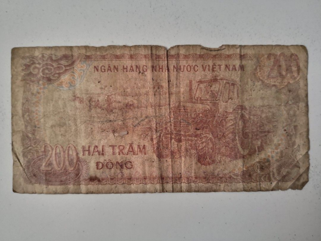 Old Notes (Category: Currency) located in Singapore. Submitted by louislee02 (Listing ID 1260669898, Image 2). Description: Vietnam 200 Dong Banknotes.