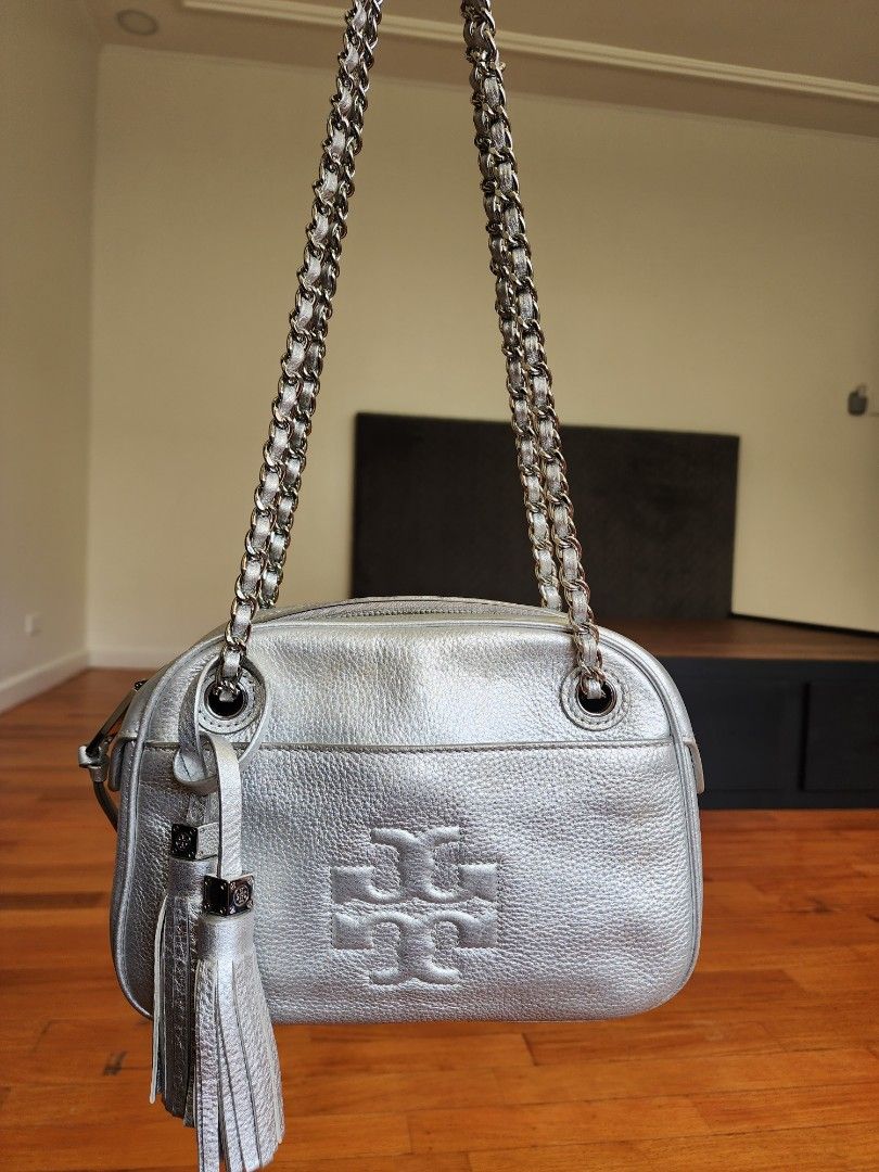 ORIGINAL TORY BURCH BAG SILVER SLING (Category: Luxury Bags & Wallets) located in Pasig City. Submitted by ThisandThatAvenue (Listing ID 1260716340, Image 3). Description: .