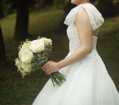 Pre-loved Wedding Gown (Category: Evening dresses & gowns) located in Paranaque City. Submitted by stefniechua (Listing ID 1260804451, Image 3). Description: Pre-loved Wedding Gown Worn only last March 18, 2023 ✨ A-line type ✨ Detachable bow sleeves ✨ 2-way gown ✨ Fits small to medium ✨ Long trail ✨ Embellished with Swarovski crystals ✨ Soft tulle material ✨ Minimalist design Includes: ✨ 1st veil ✨ 2nd veil ✨ Cord ✨ Arrhae box ✨ Garter lace ✨ 2 P