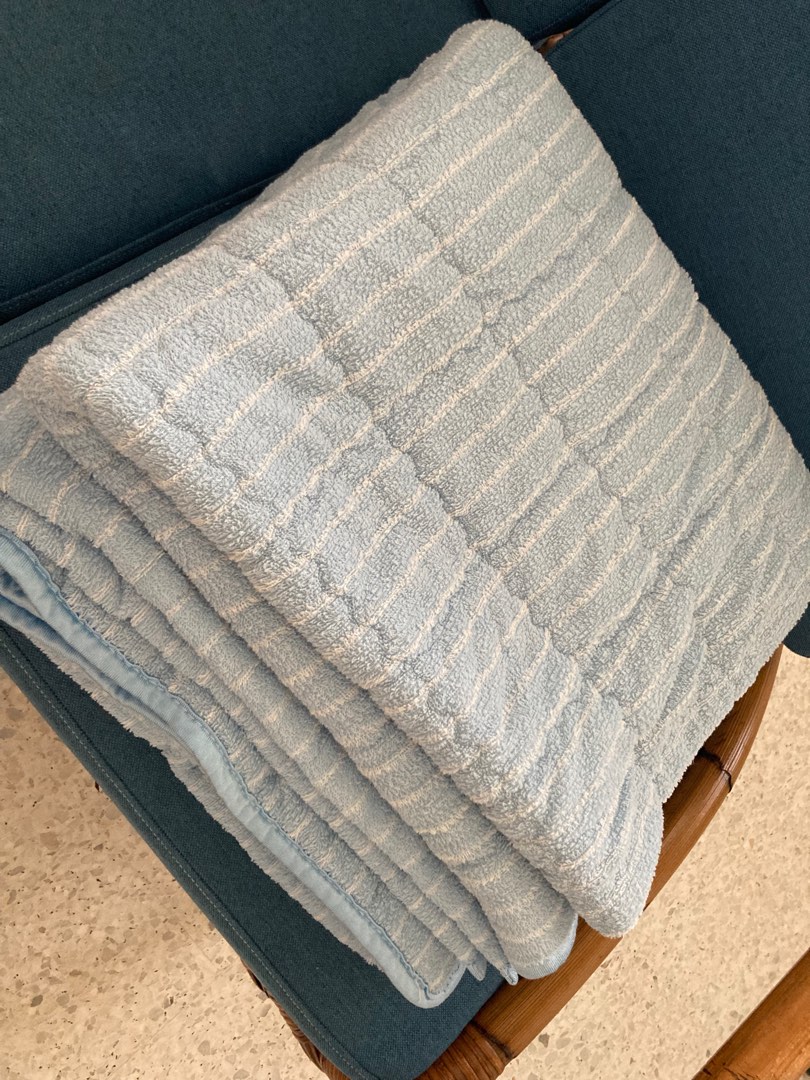 Queen size cooling blanket, Furniture & Home Living, Bedding & Towels