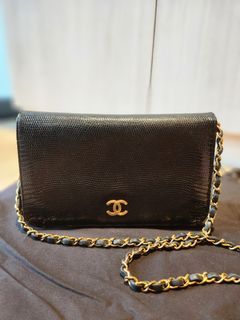 We cant stop thinking about her 😍 This ultra rare vintage Chanel bag