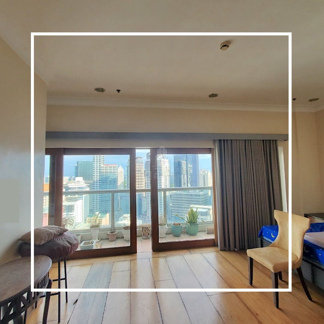 Gallery Detail: Tri Level Penthouse With 2 Parking Slots For Rent In