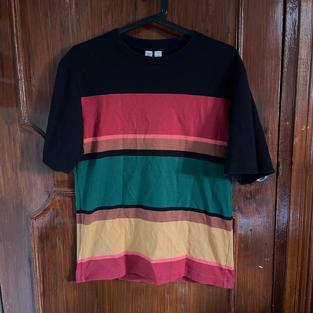 Uniqlo U Striped tee (Category: Tshirts & Polo Shirts ) located in Cainta. Submitted by andreaaadom (Listing ID 1260652746, Image 2). Description: Uniqlo U striped shirt Oversized fit Small but can fit medium Orig price: 990 pesos In good condition .