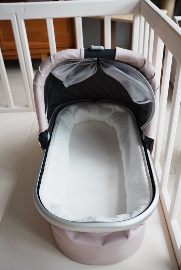 Baby sleeping 2025 in uppababy bassinet